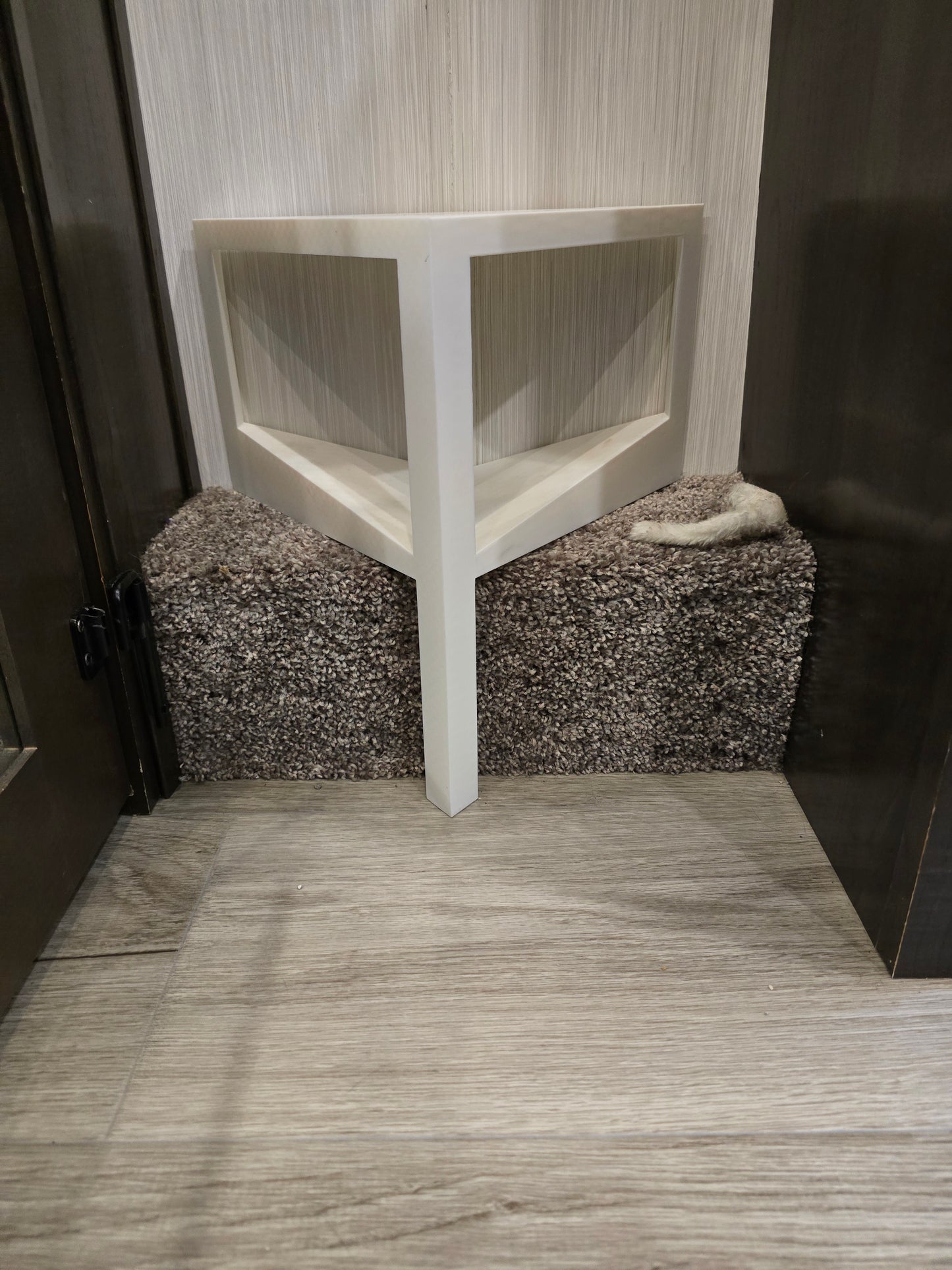 Triangle corner rack